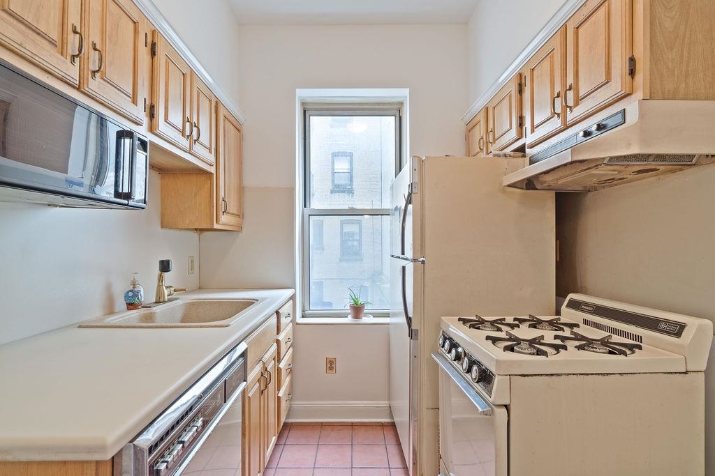 920 HUDSON ST Unit: 1D