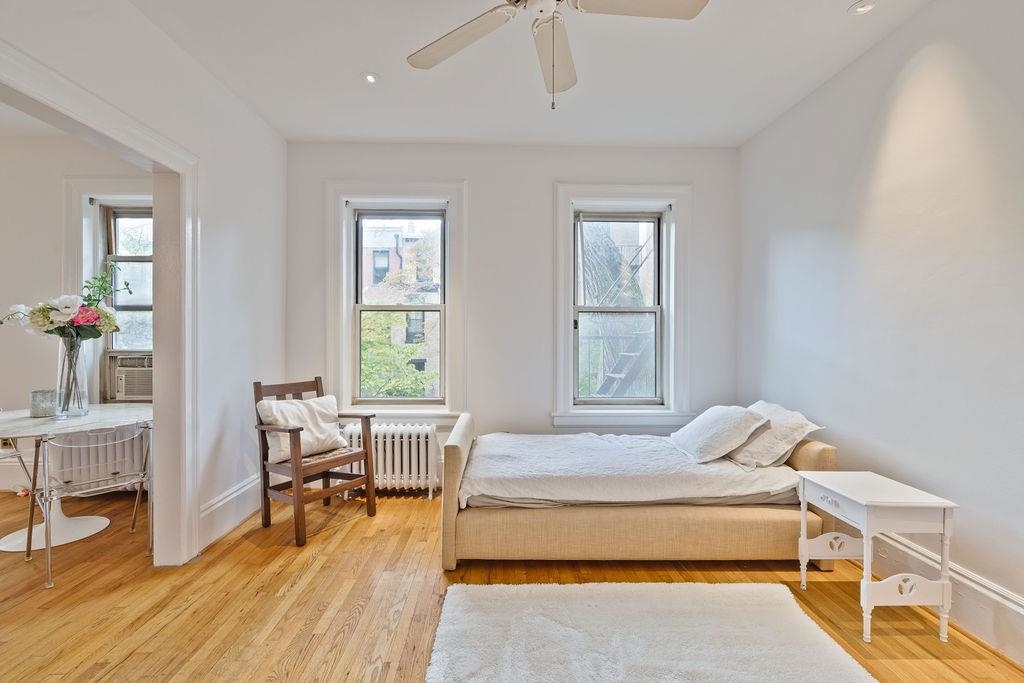 920 HUDSON ST Unit: 1D