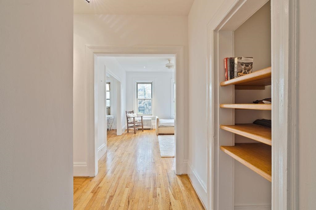 920 HUDSON ST Unit: 1D