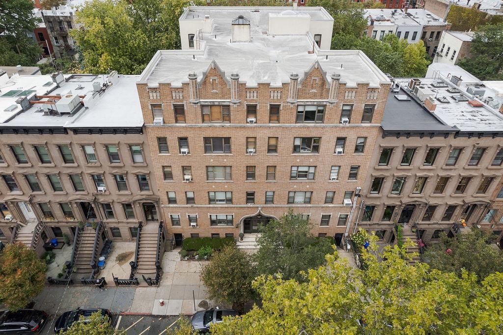 920 HUDSON ST Unit: 1D