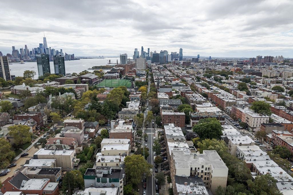 920 HUDSON ST Unit: 1D