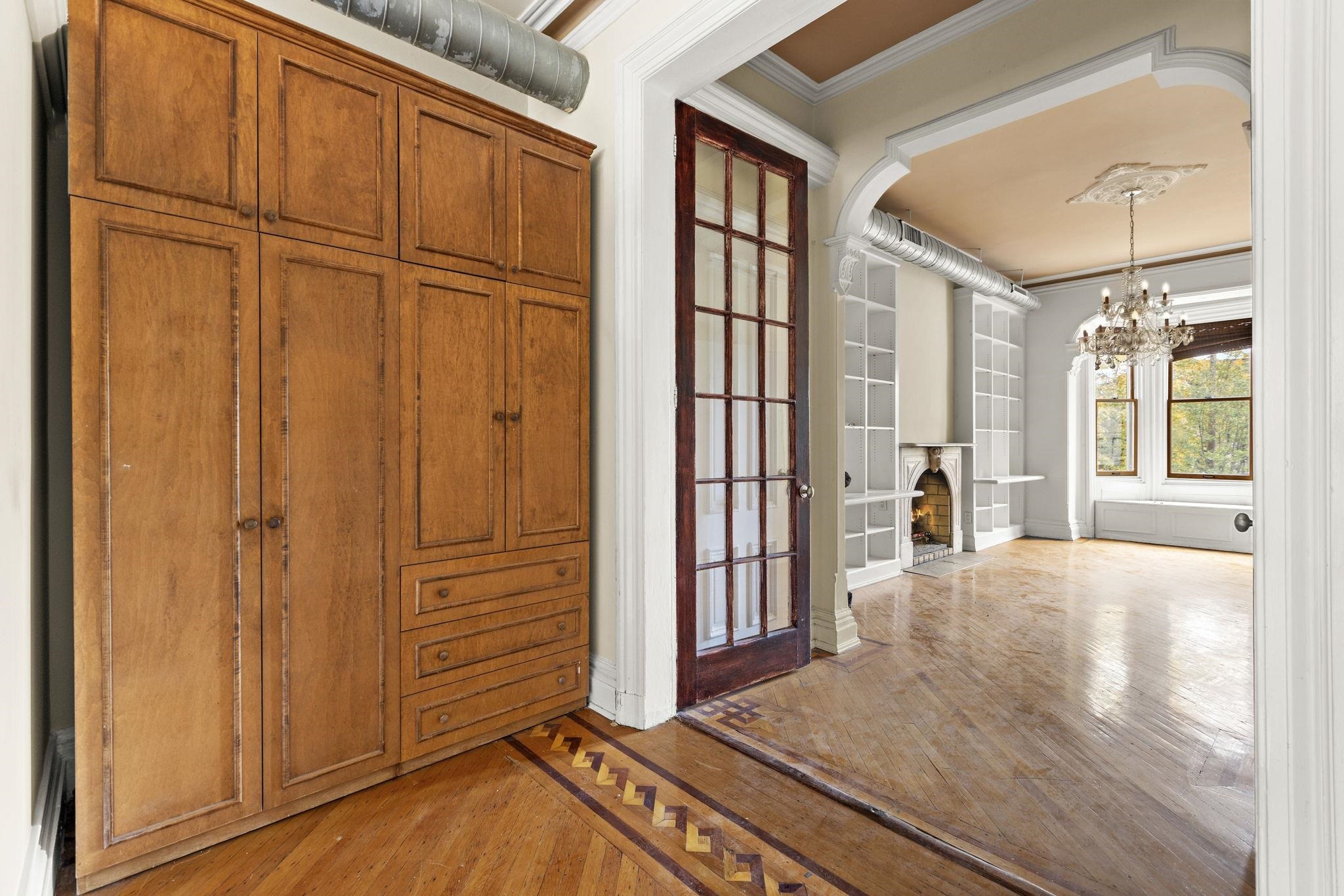 910 HUDSON ST Unit: 2