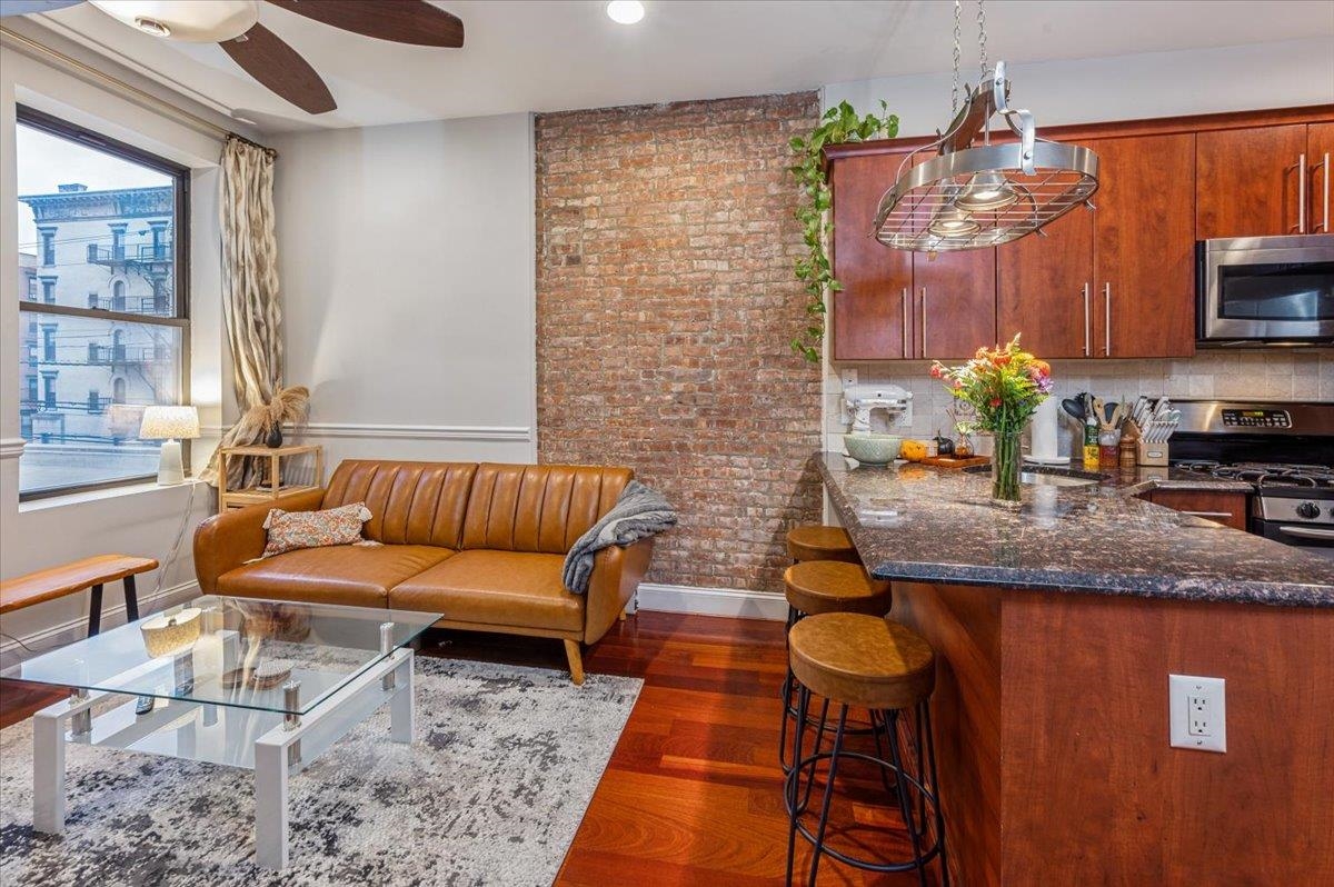 744 PARK AVE Unit: 2R