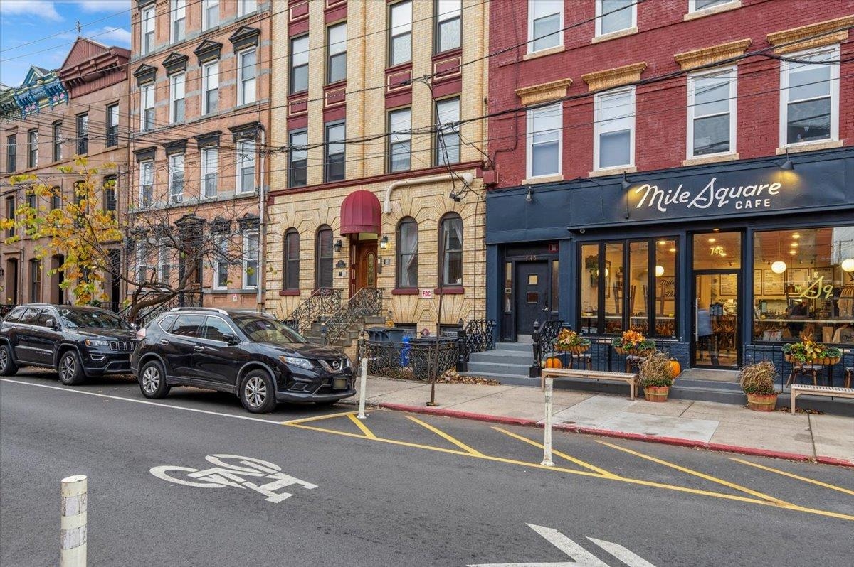 744 PARK AVE Unit: 2R