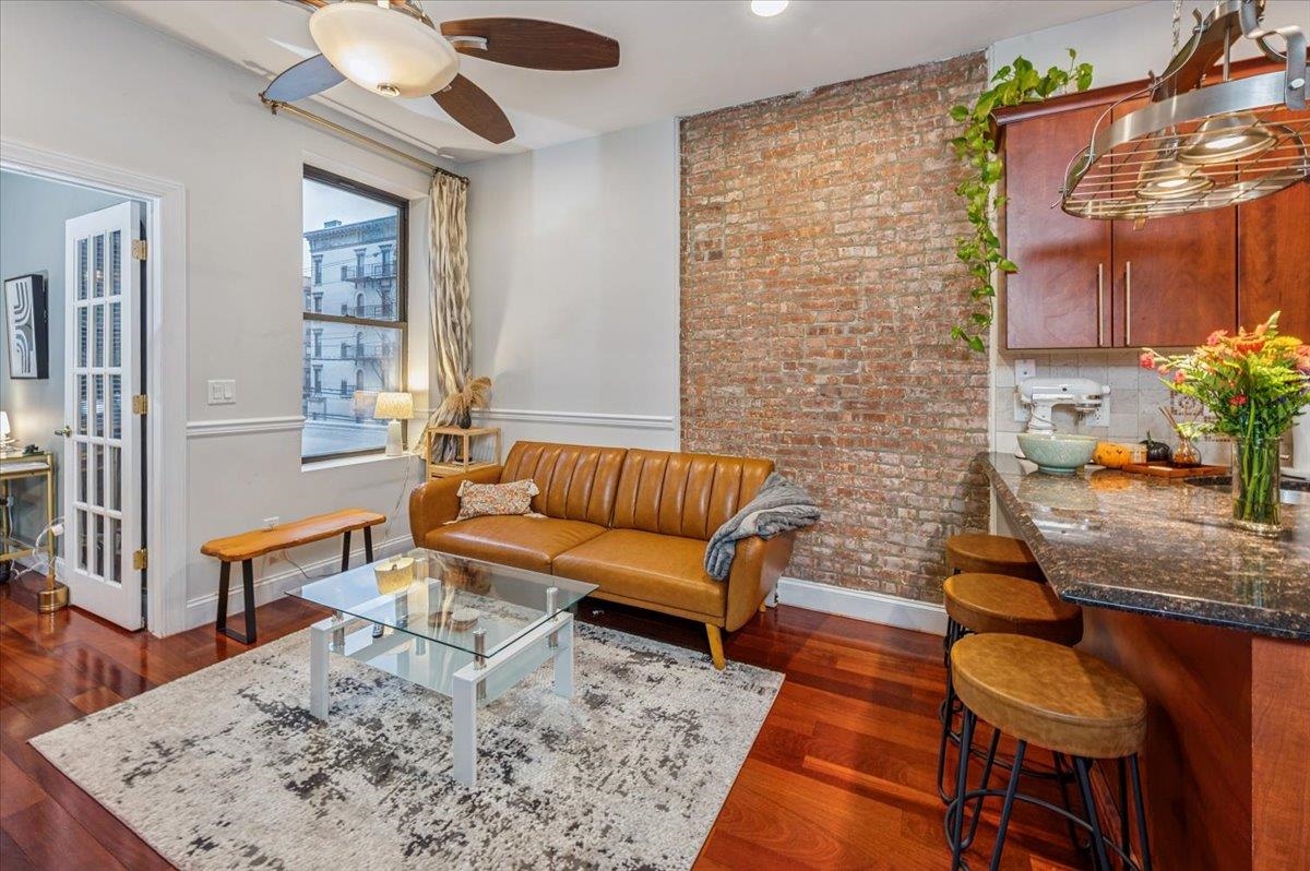 744 PARK AVE Unit: 2R