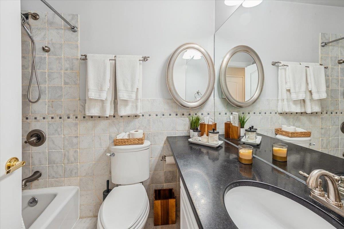 744 PARK AVE Unit: 2R