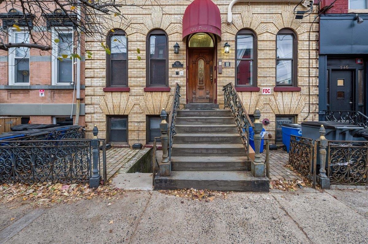 744 PARK AVE Unit: 2R