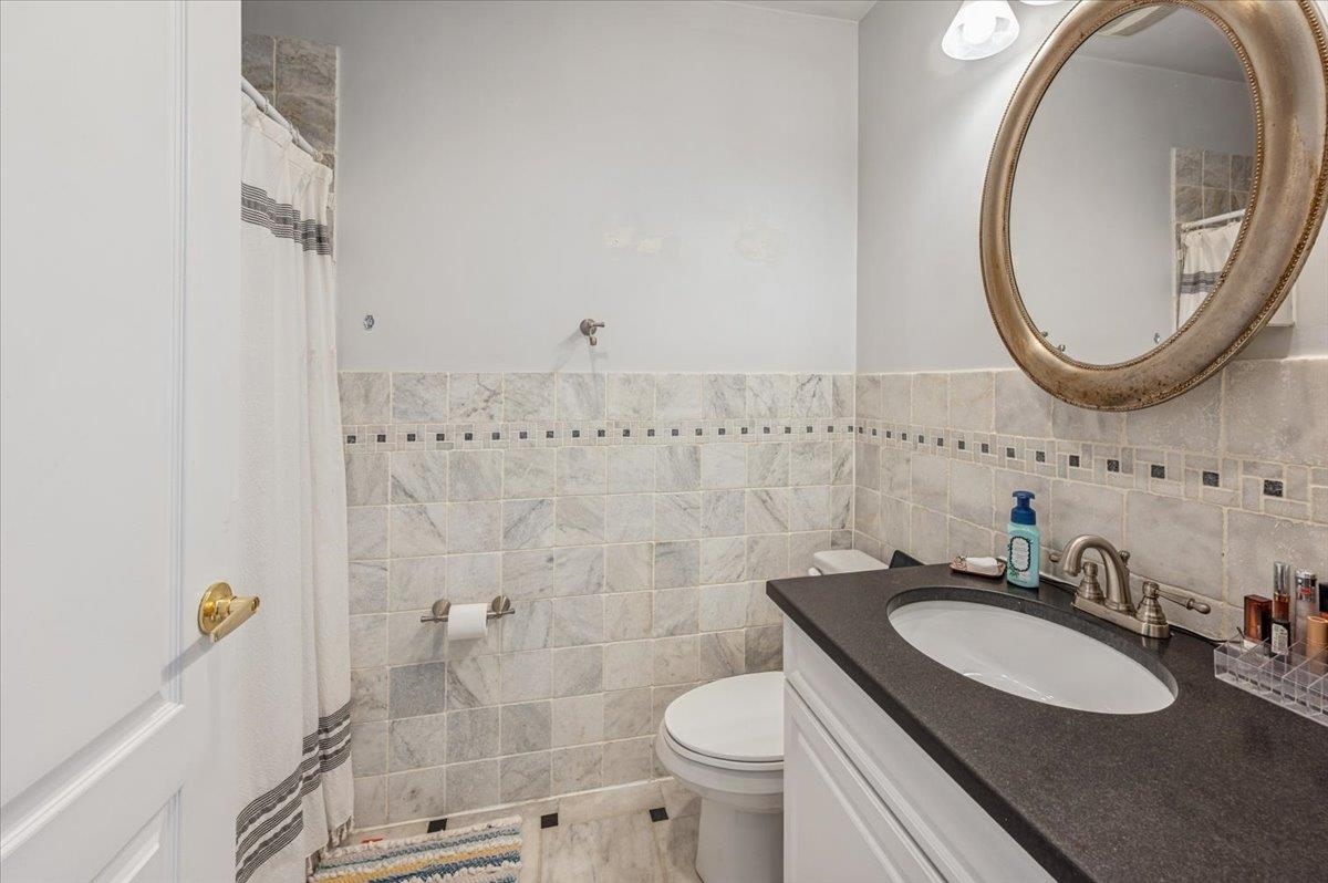 744 PARK AVE Unit: 2R