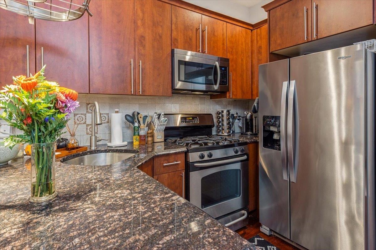 744 PARK AVE Unit: 2R