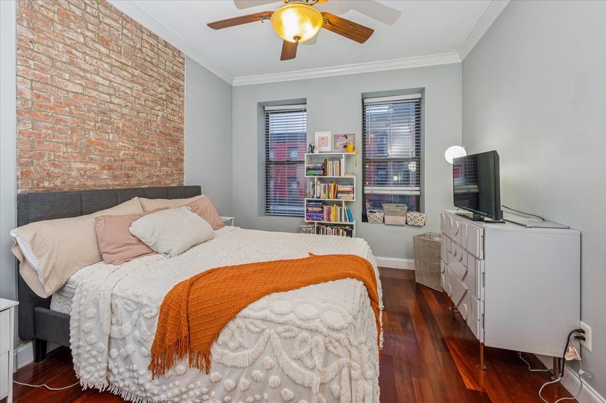 744 PARK AVE Unit: 2R