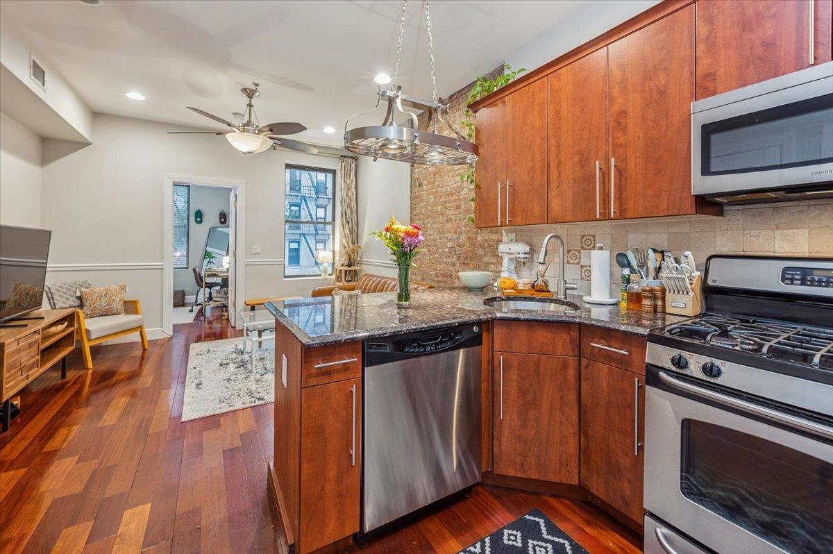 744 PARK AVE Unit: 2R