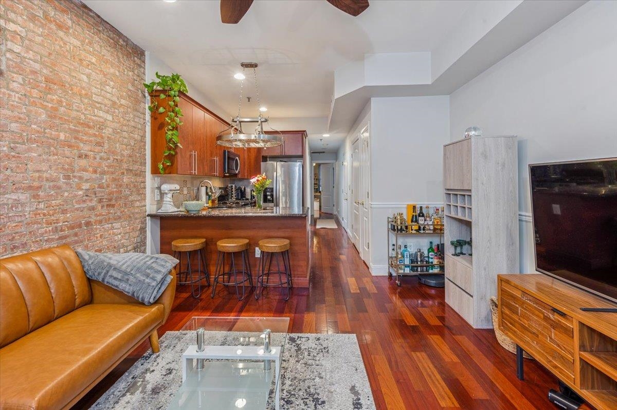 744 PARK AVE Unit: 2R