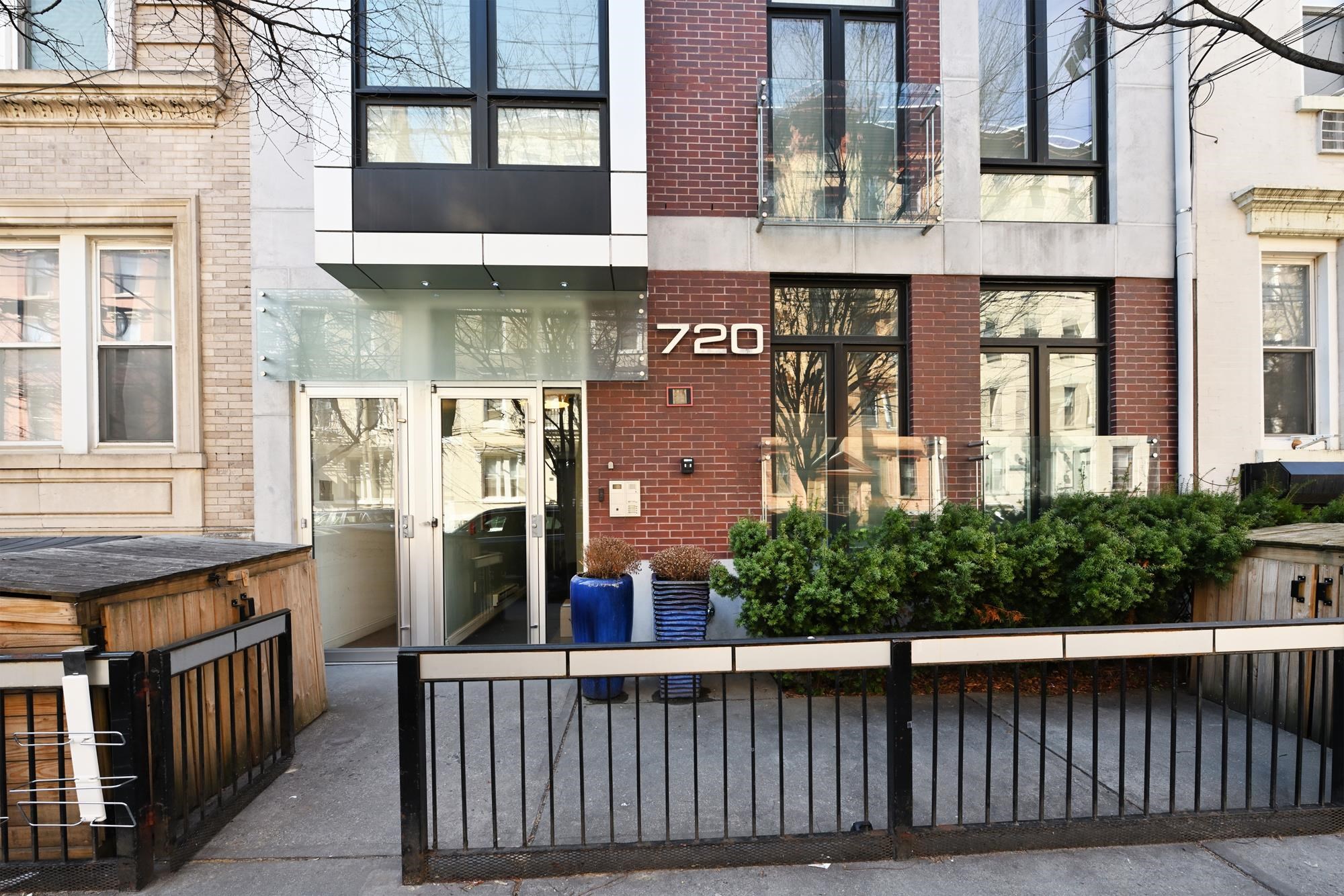 720 WILLOW AVE Unit: 3