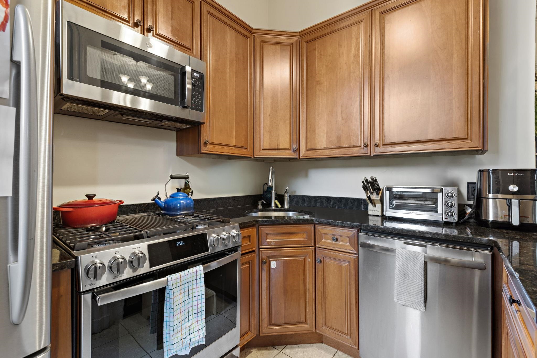 910 HUDSON ST Unit: 1