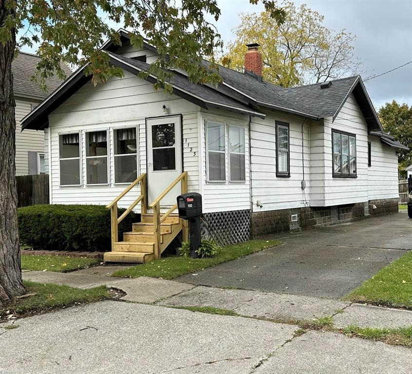 1123 Young Street