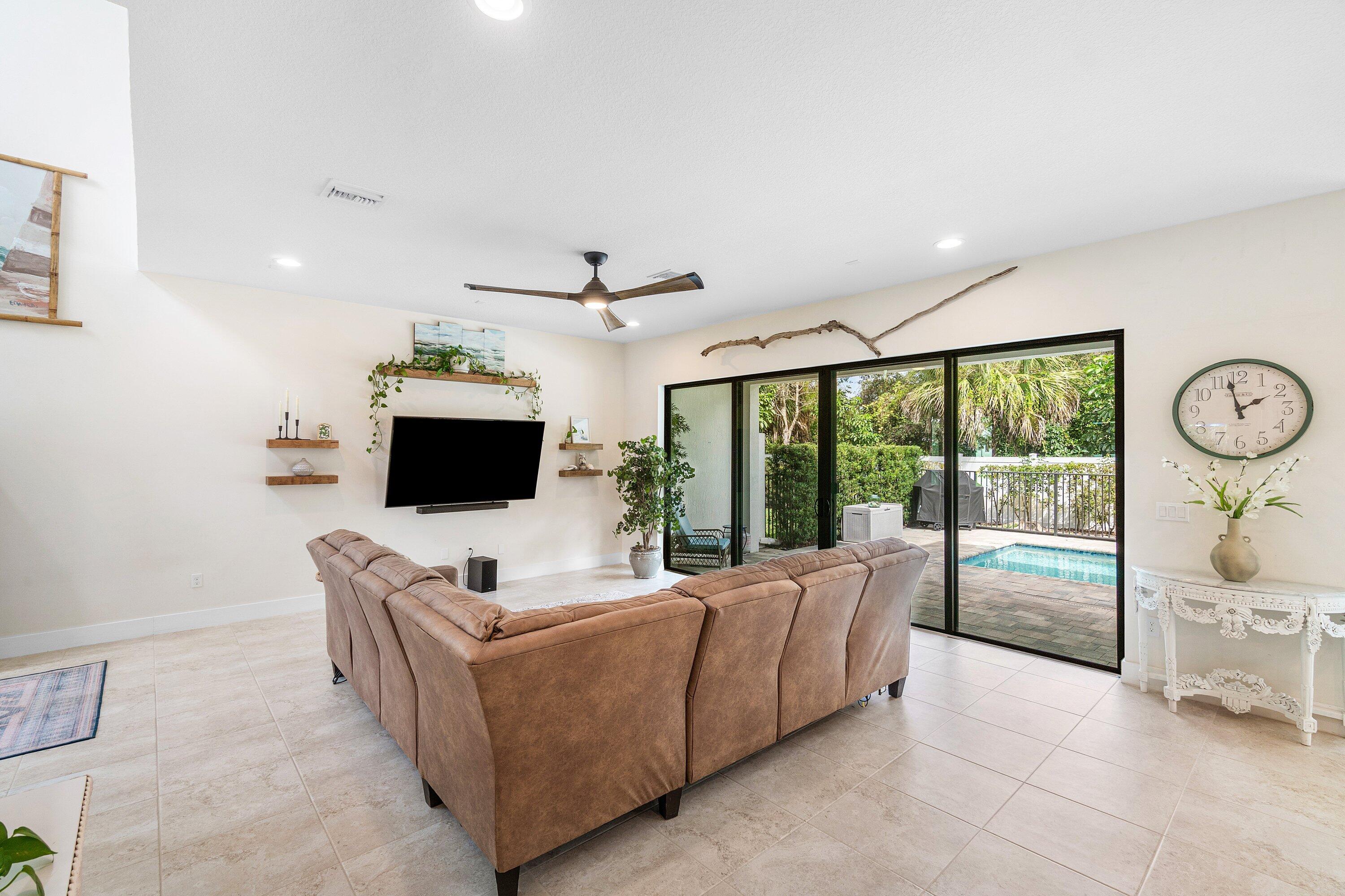 7296 Estero ()