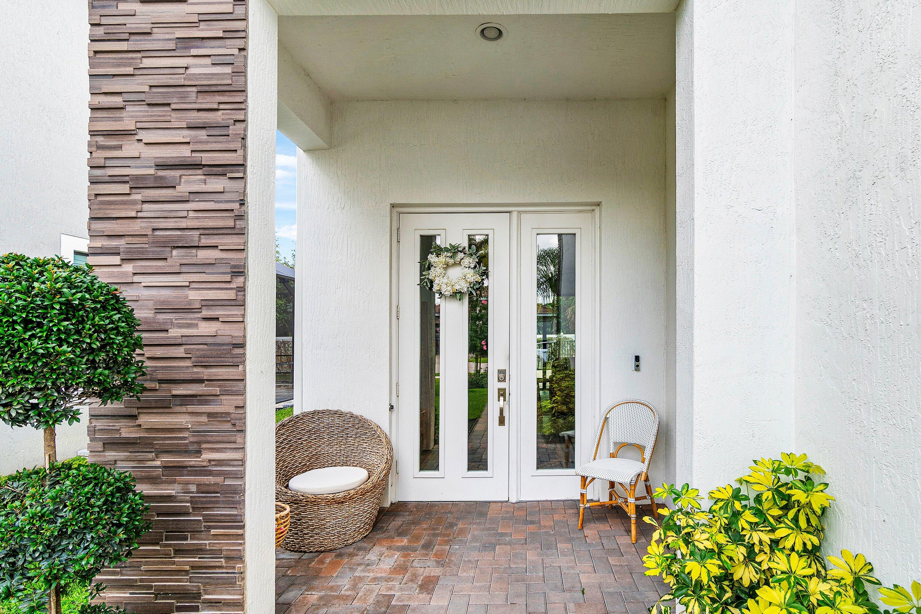 7296 Estero ()