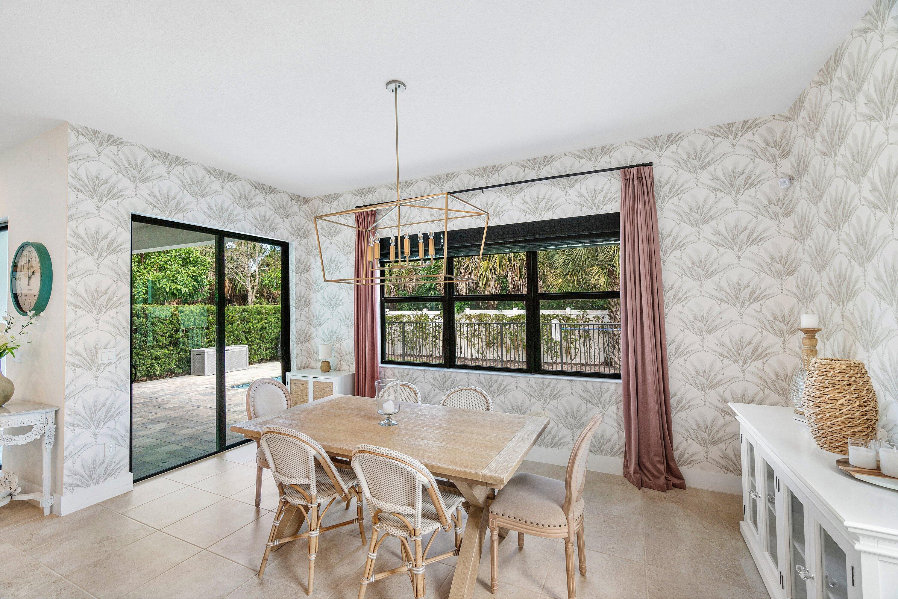 7296 Estero ()