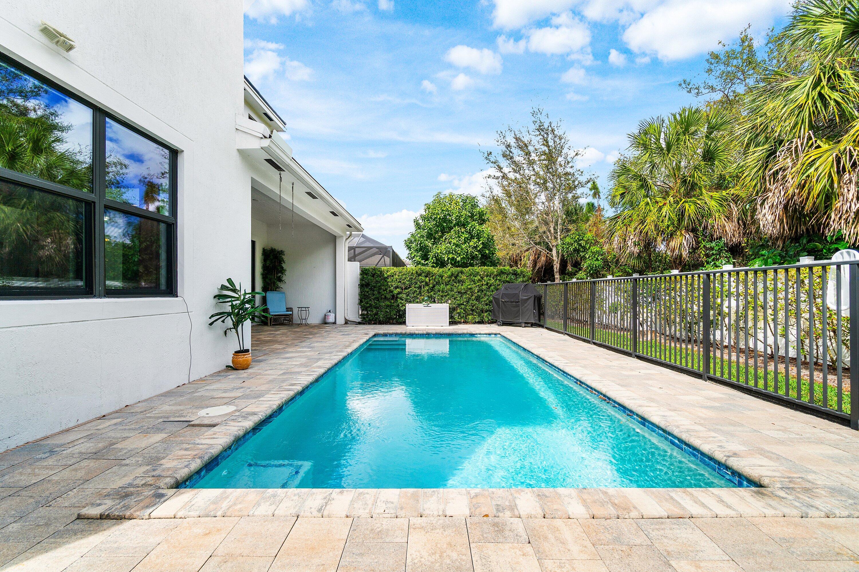 7296 Estero ()