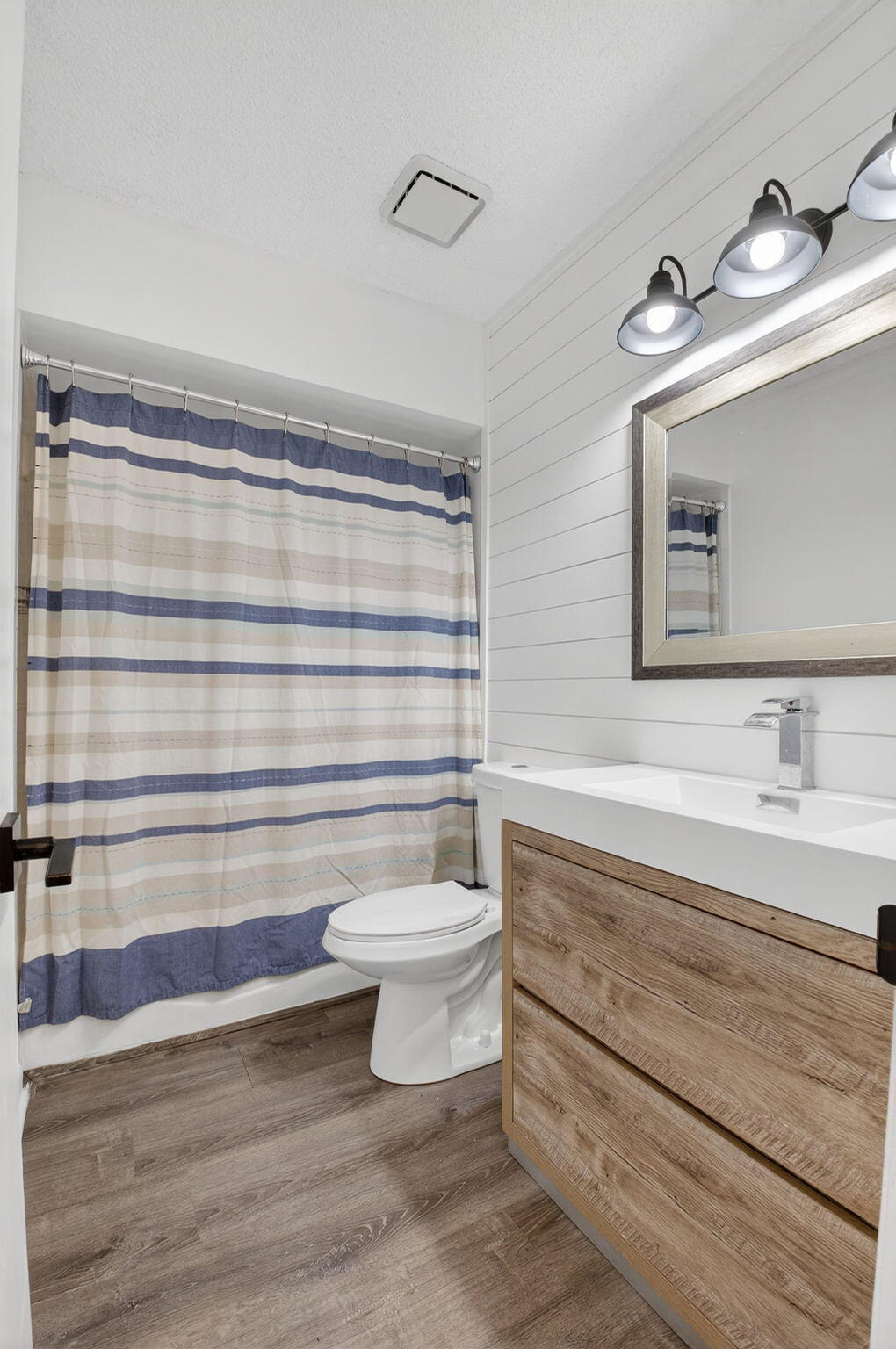 9074 Chatsworth Cascades