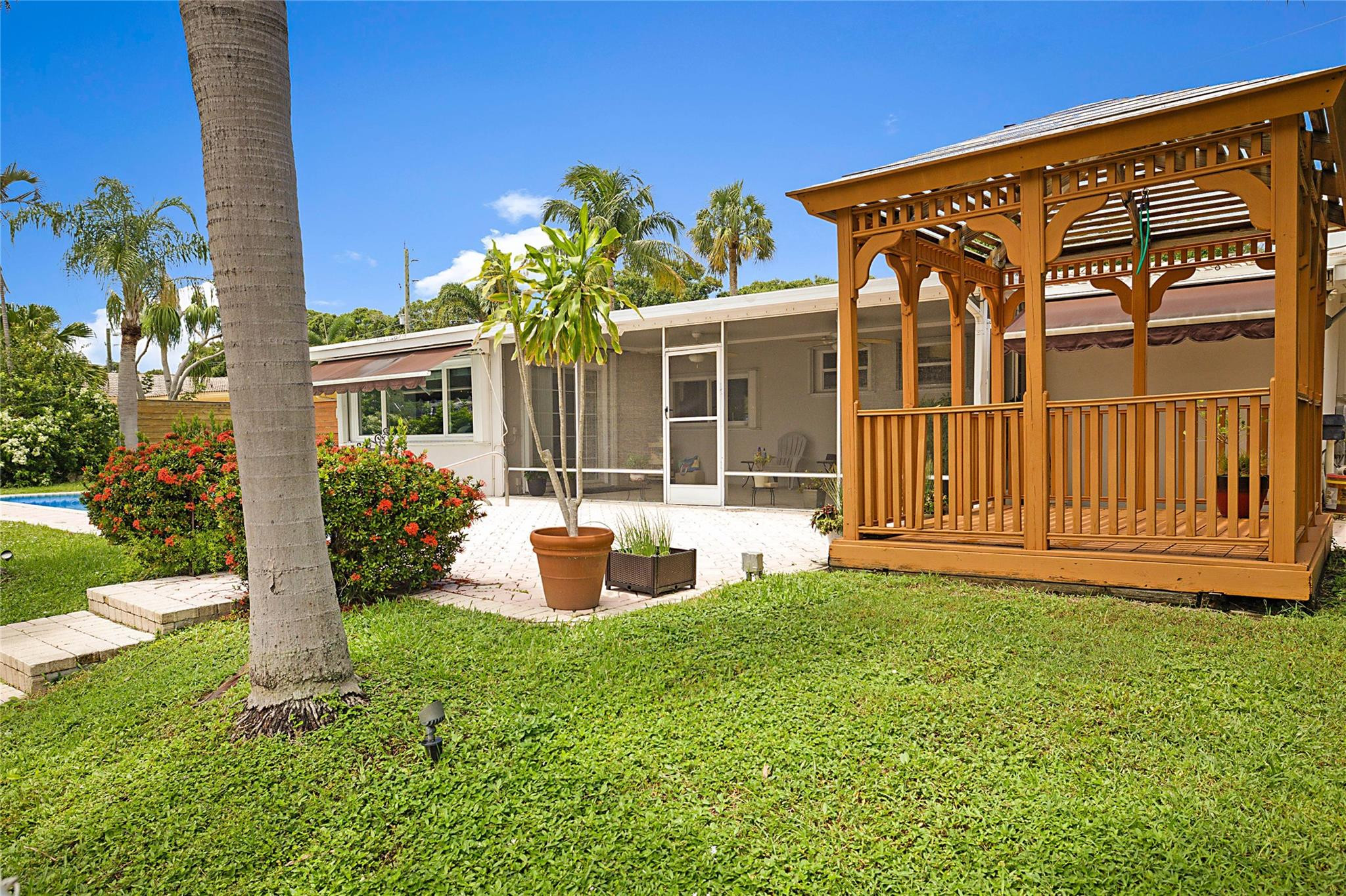 2360 NE 49th Street
