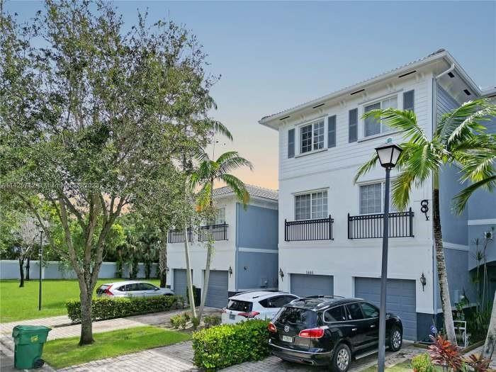 1438 NW 34th Way