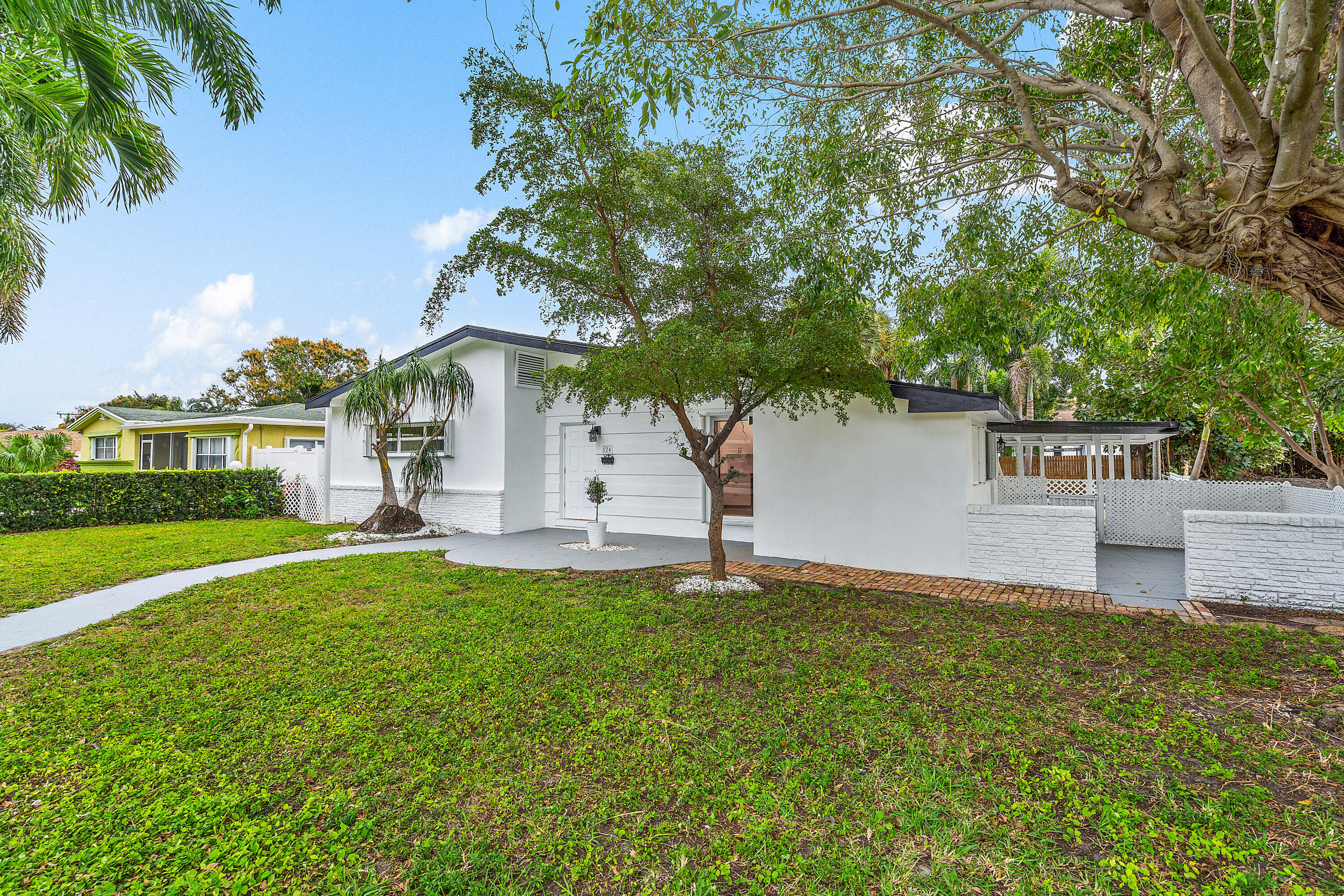 124 SW 8th Court