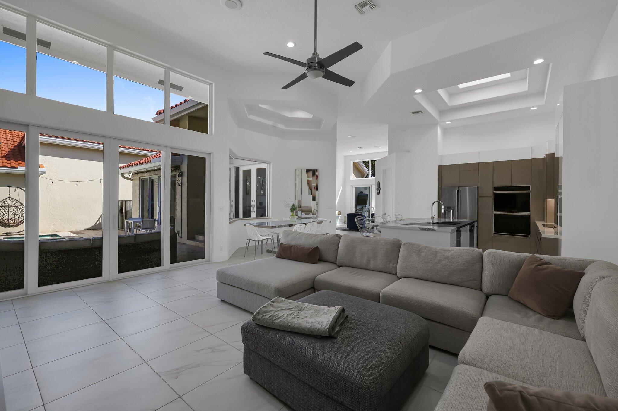 7434 Campo Florido