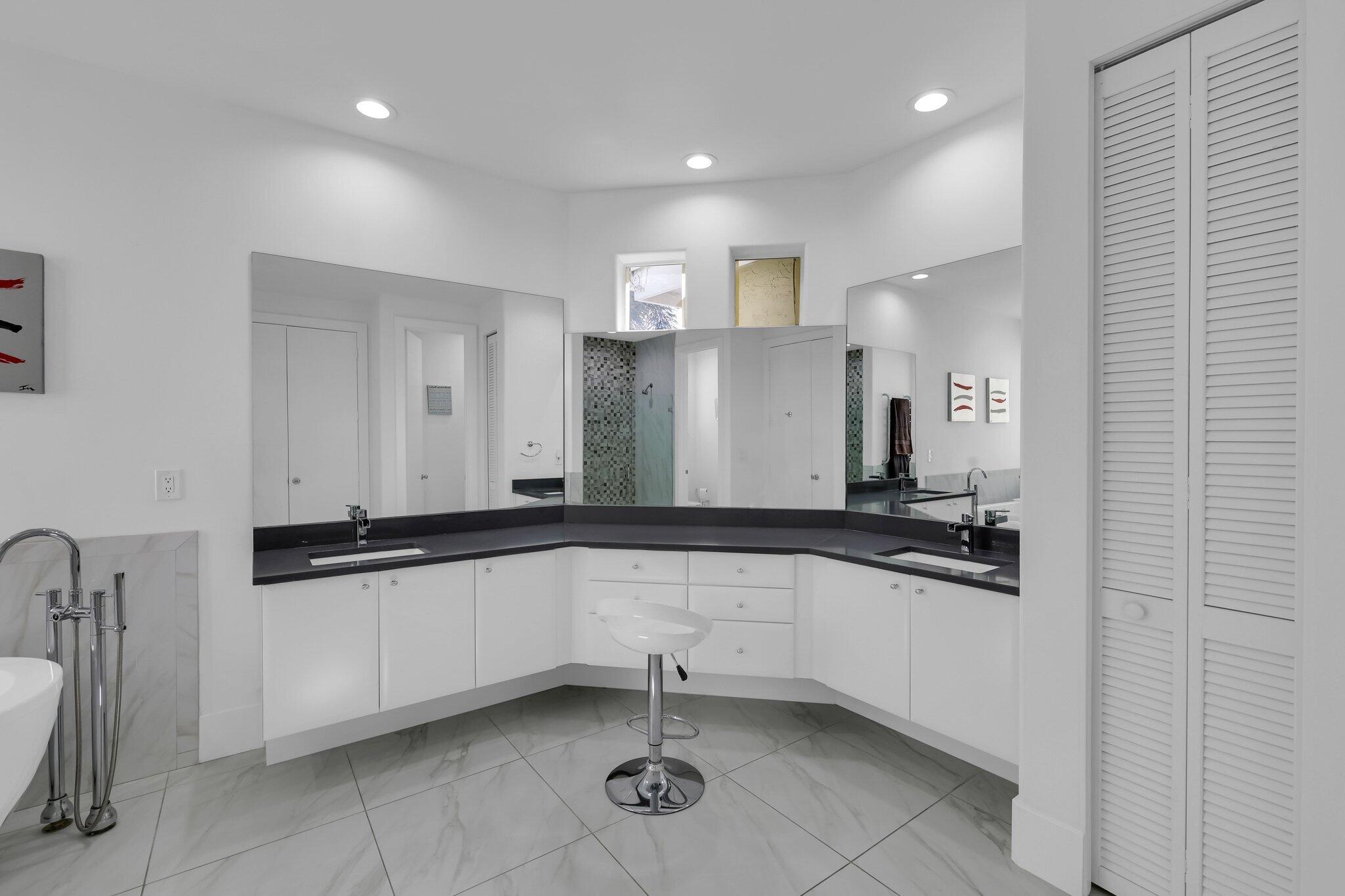 7434 Campo Florido