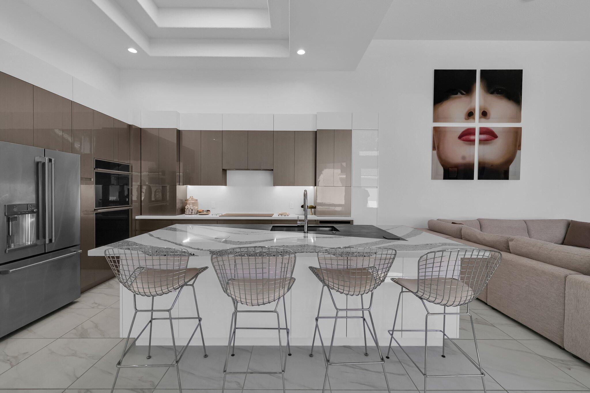7434 Campo Florido
