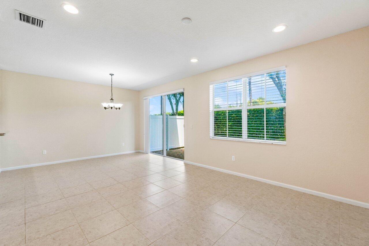 4701 N Prive Circle