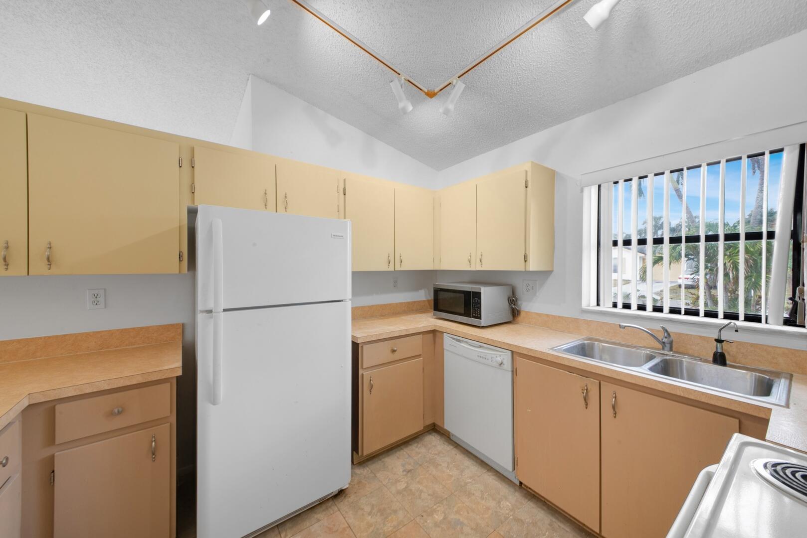 3826 Beresford Road W