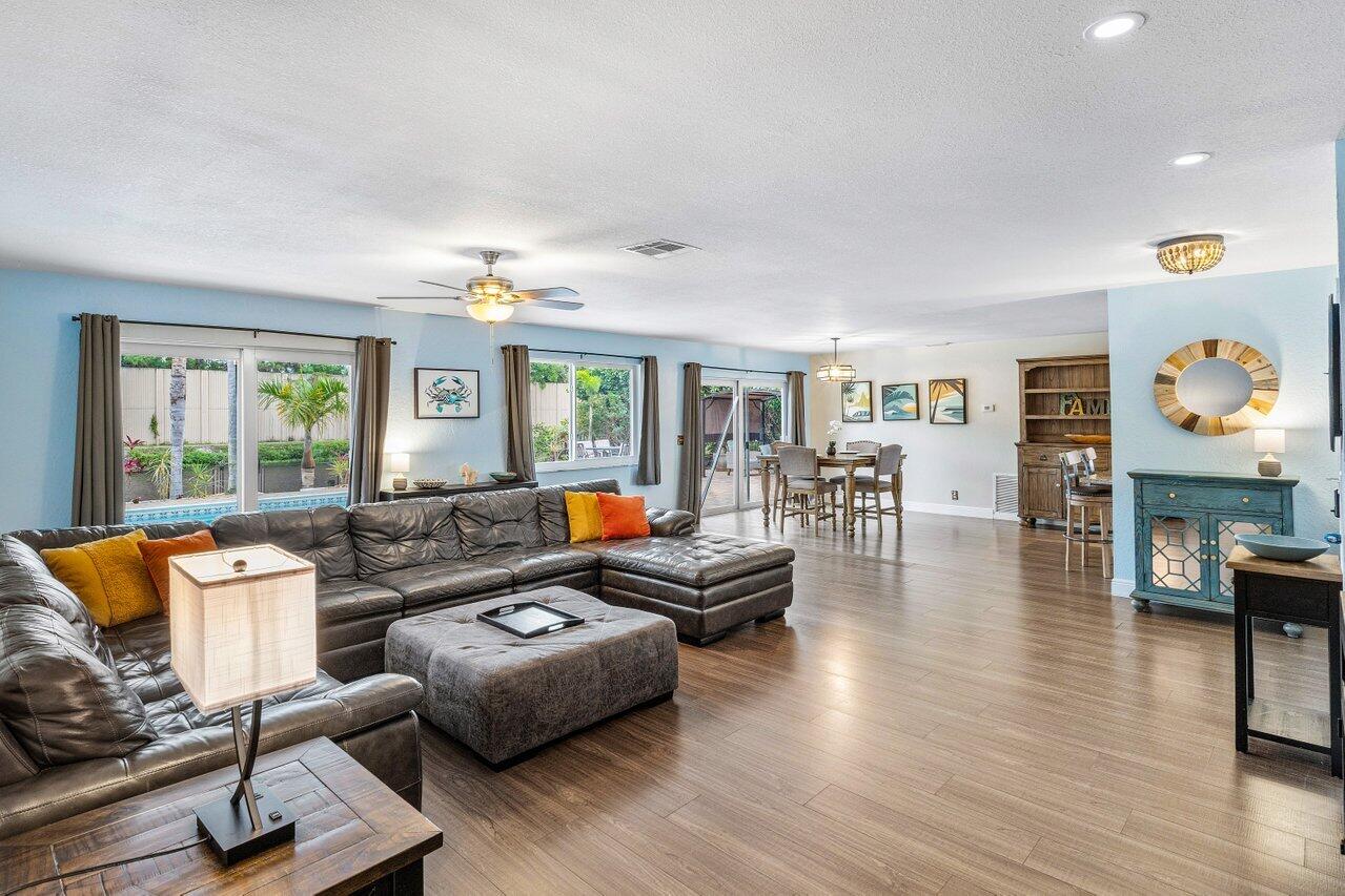 2586 SW 10th Street