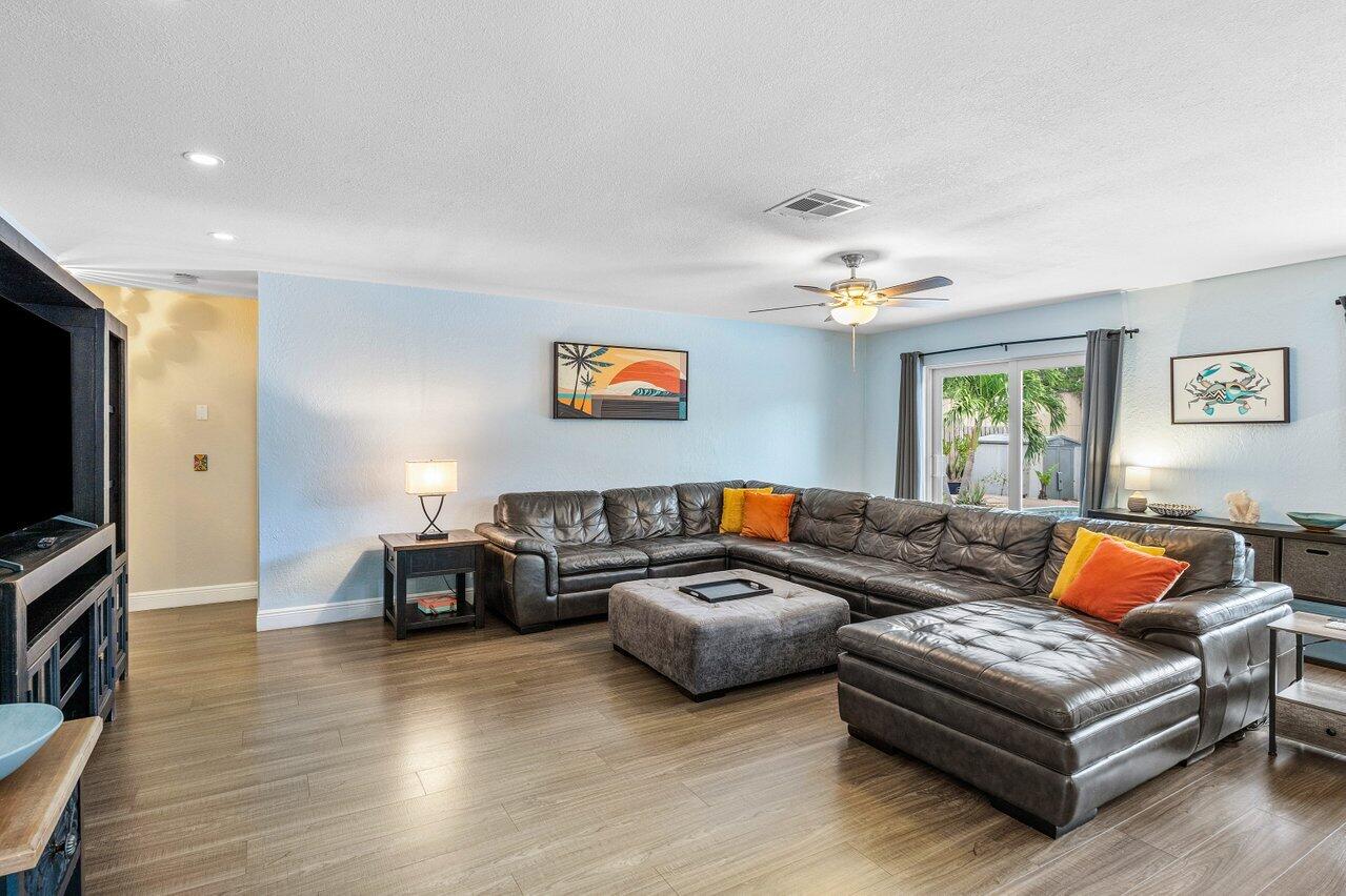 2586 SW 10th Street