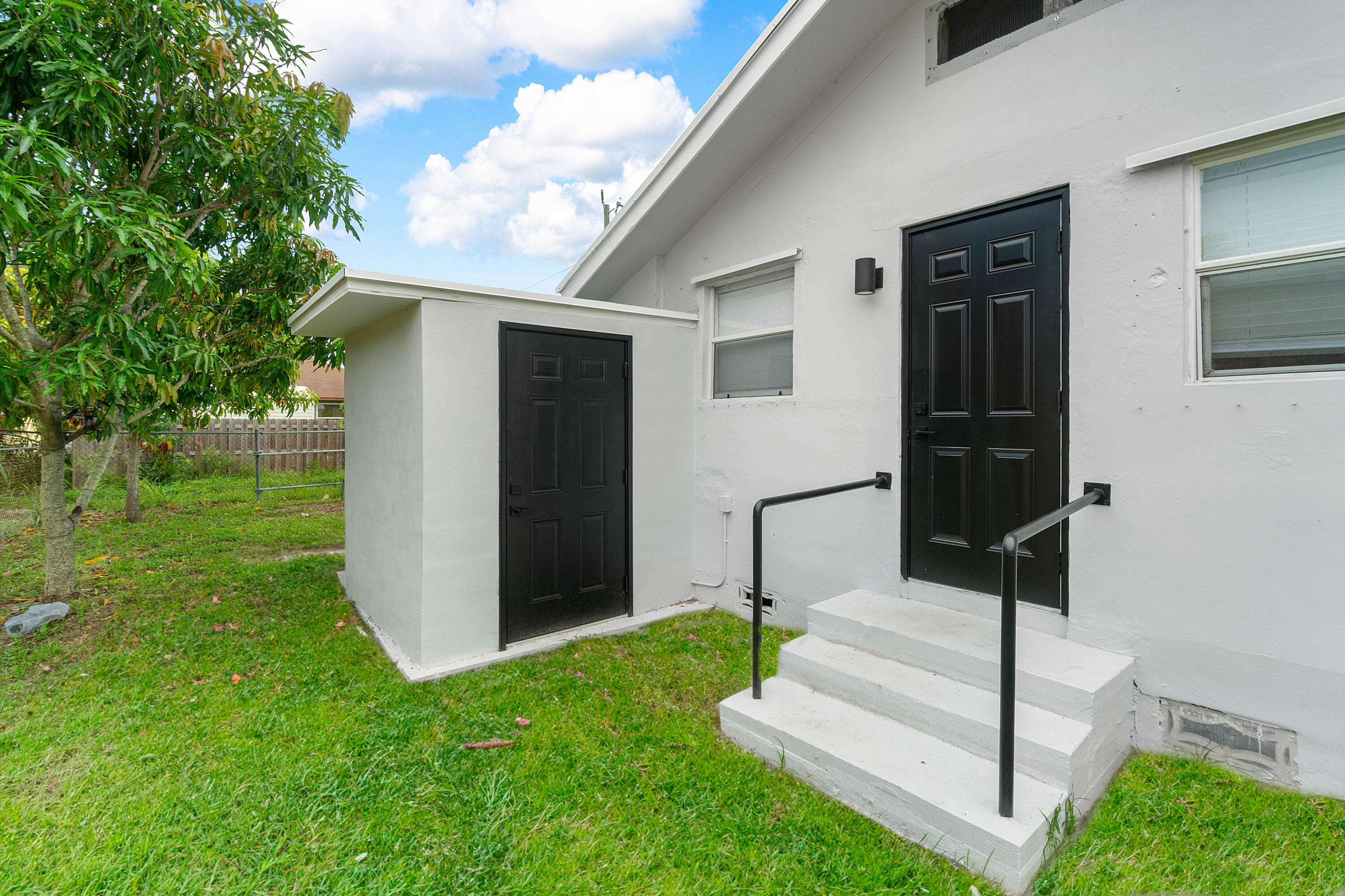 137 SW 9th Avenue