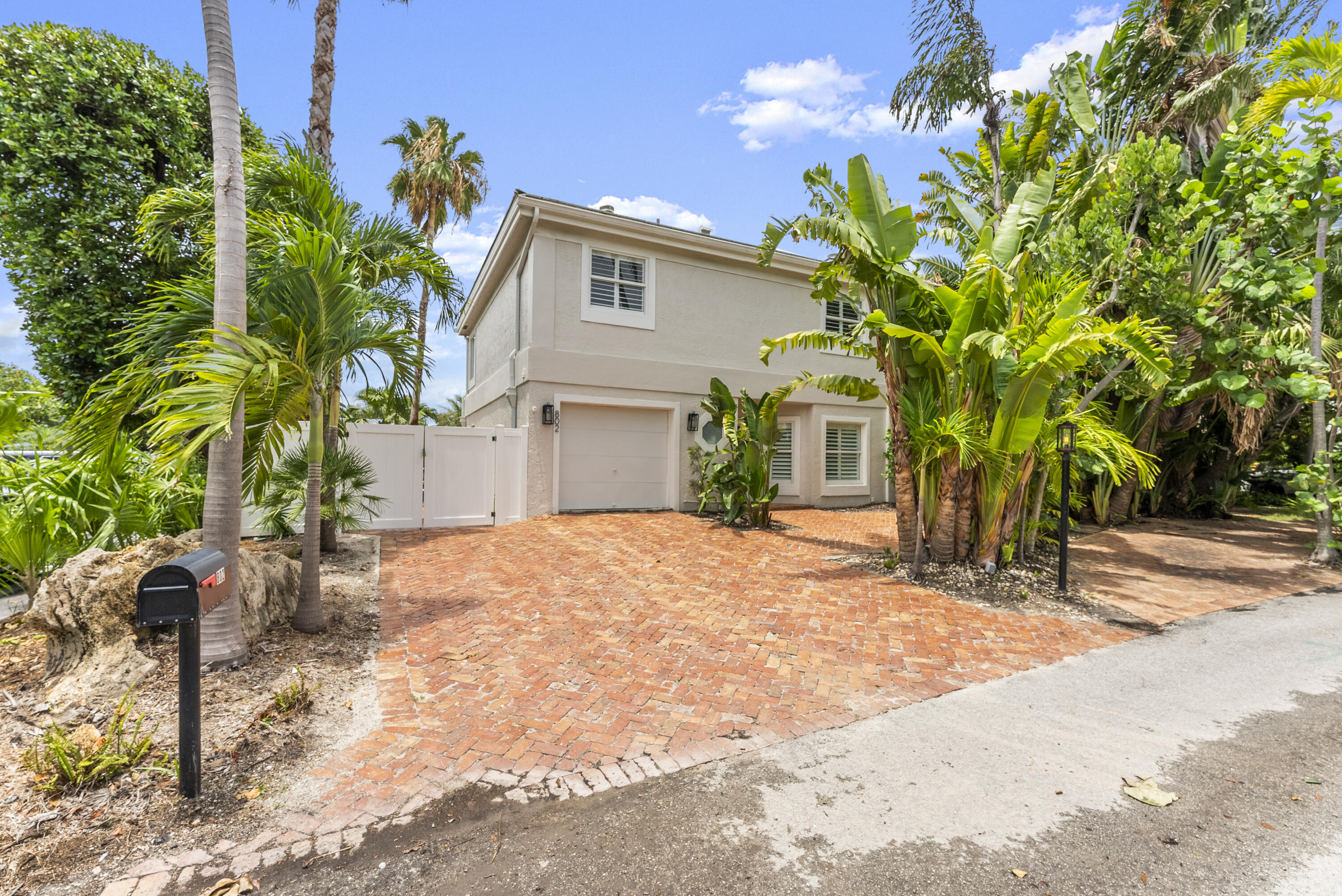 802 Andrews Avenue