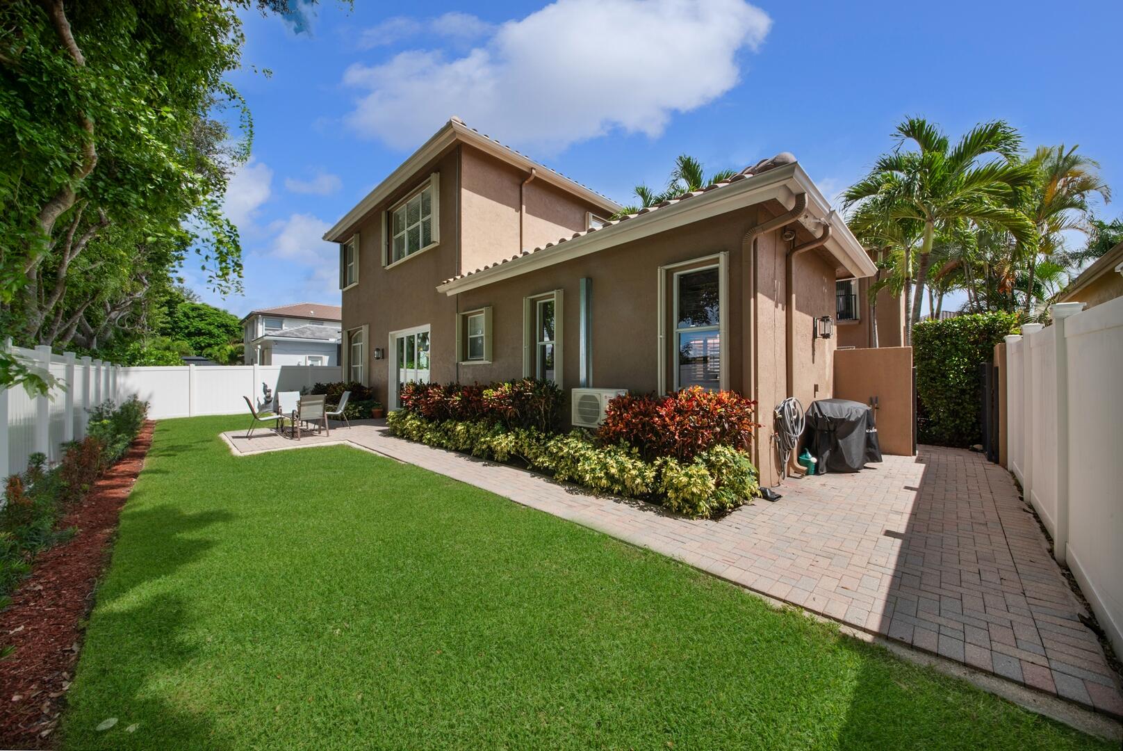 6874 Houlton Circle