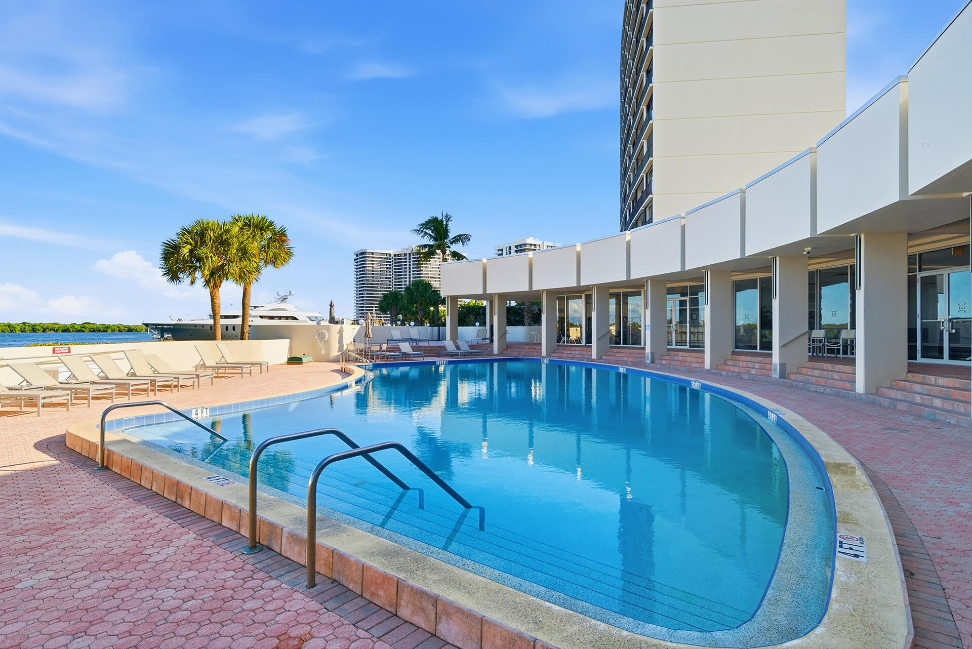 122 Lakeshore Drive 433