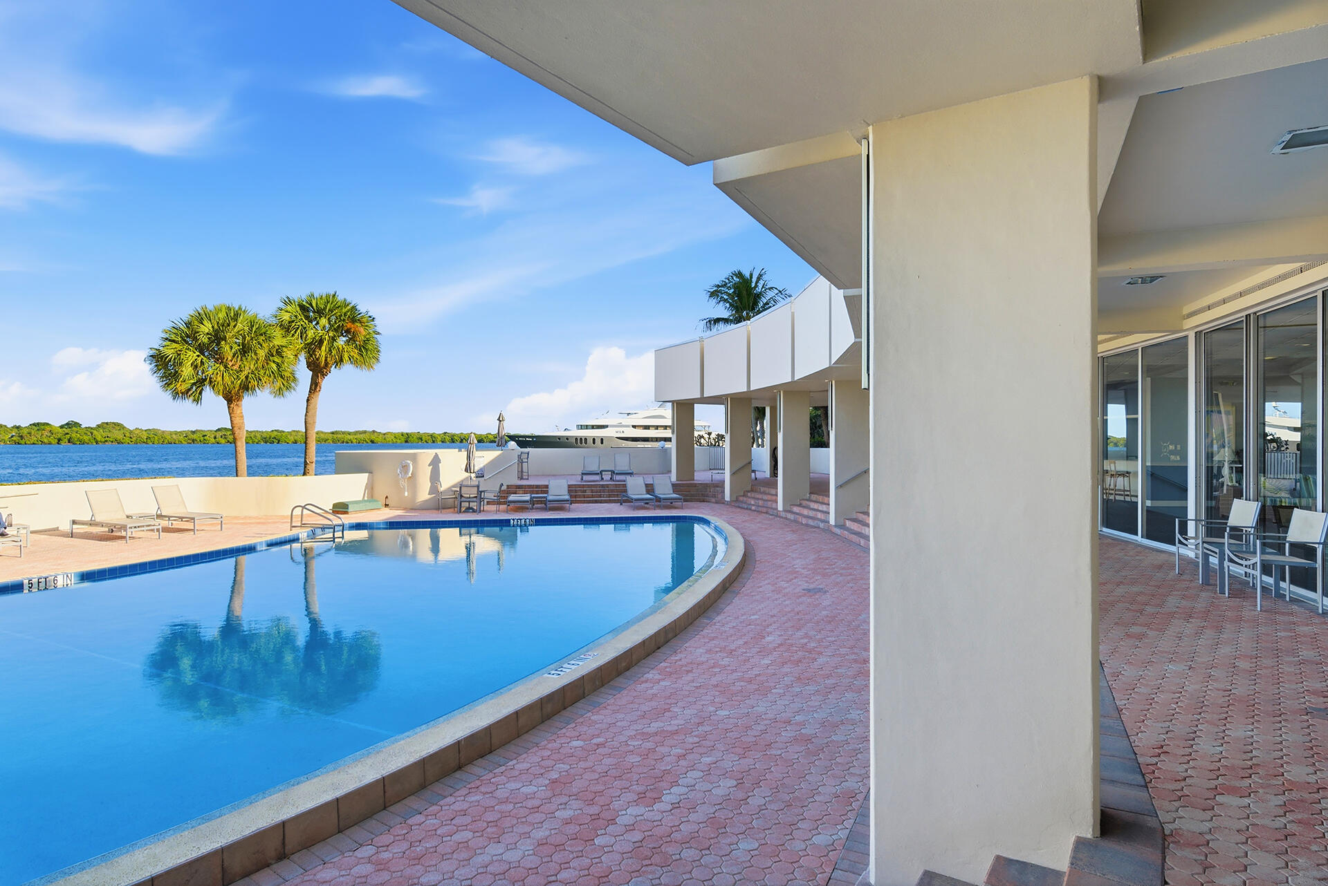122 Lakeshore Drive 433