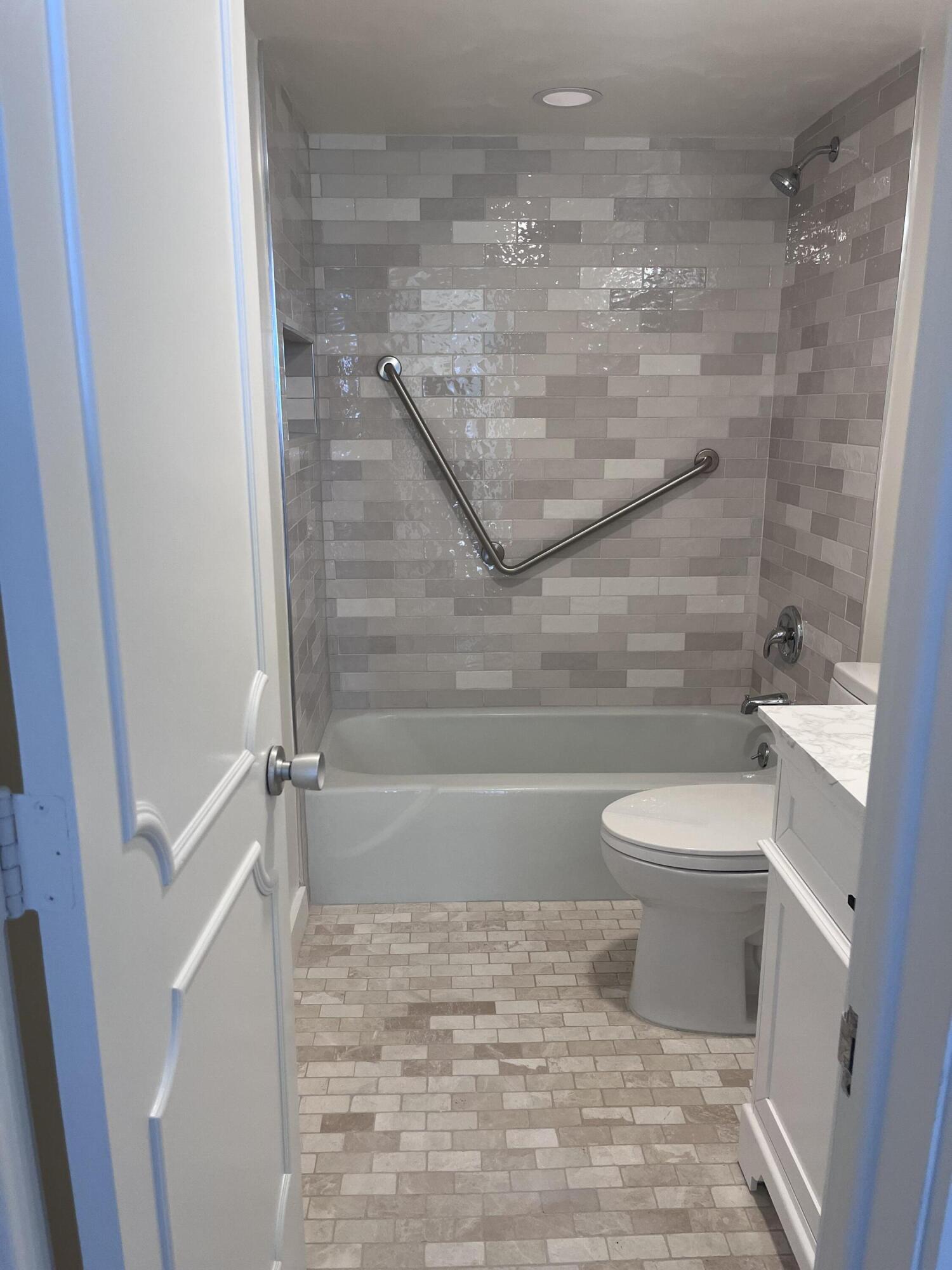 1069 Hillsboro Mile 801
