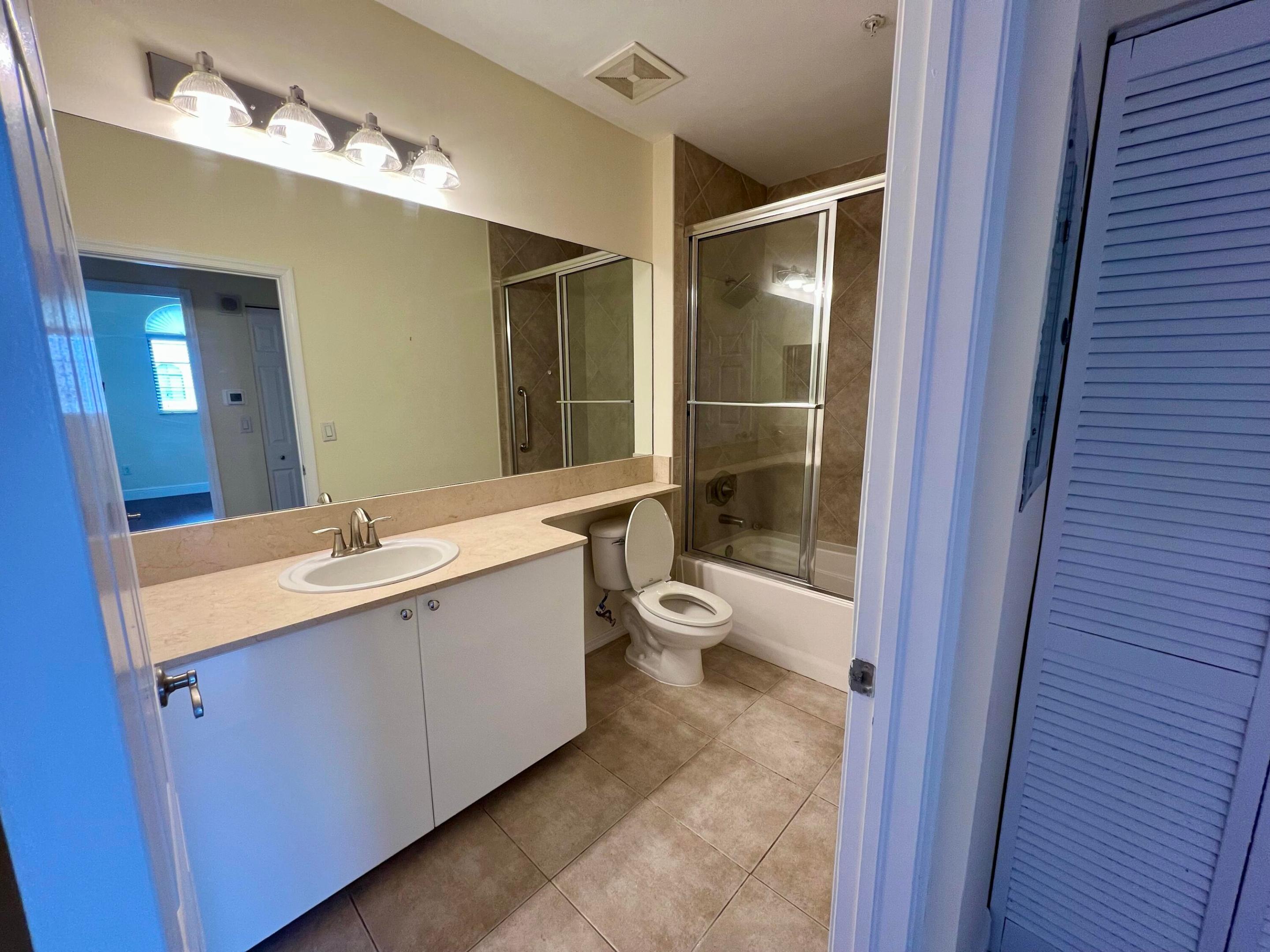 233 S Federal Highway Uph04