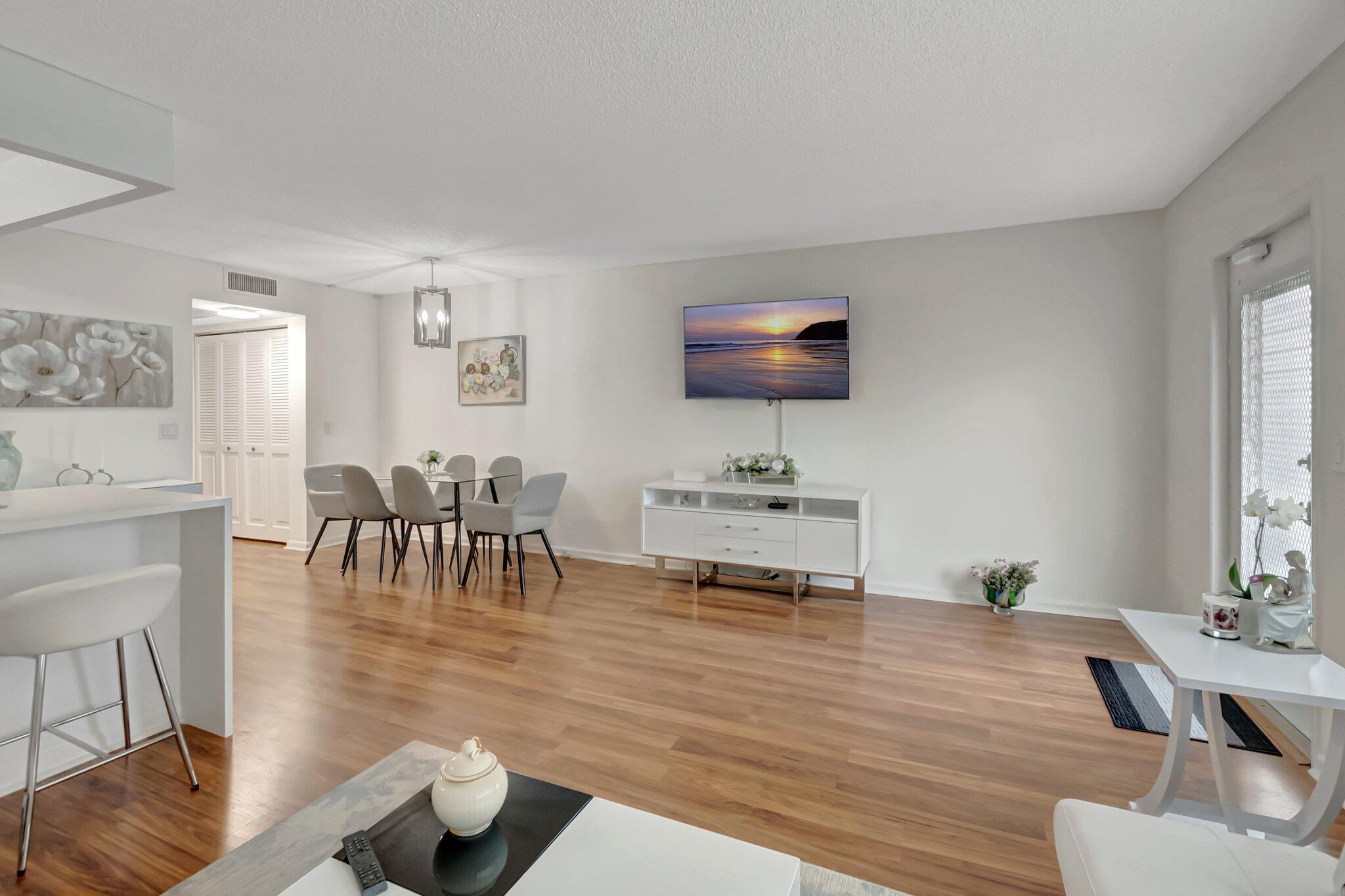 1044 Rexford C