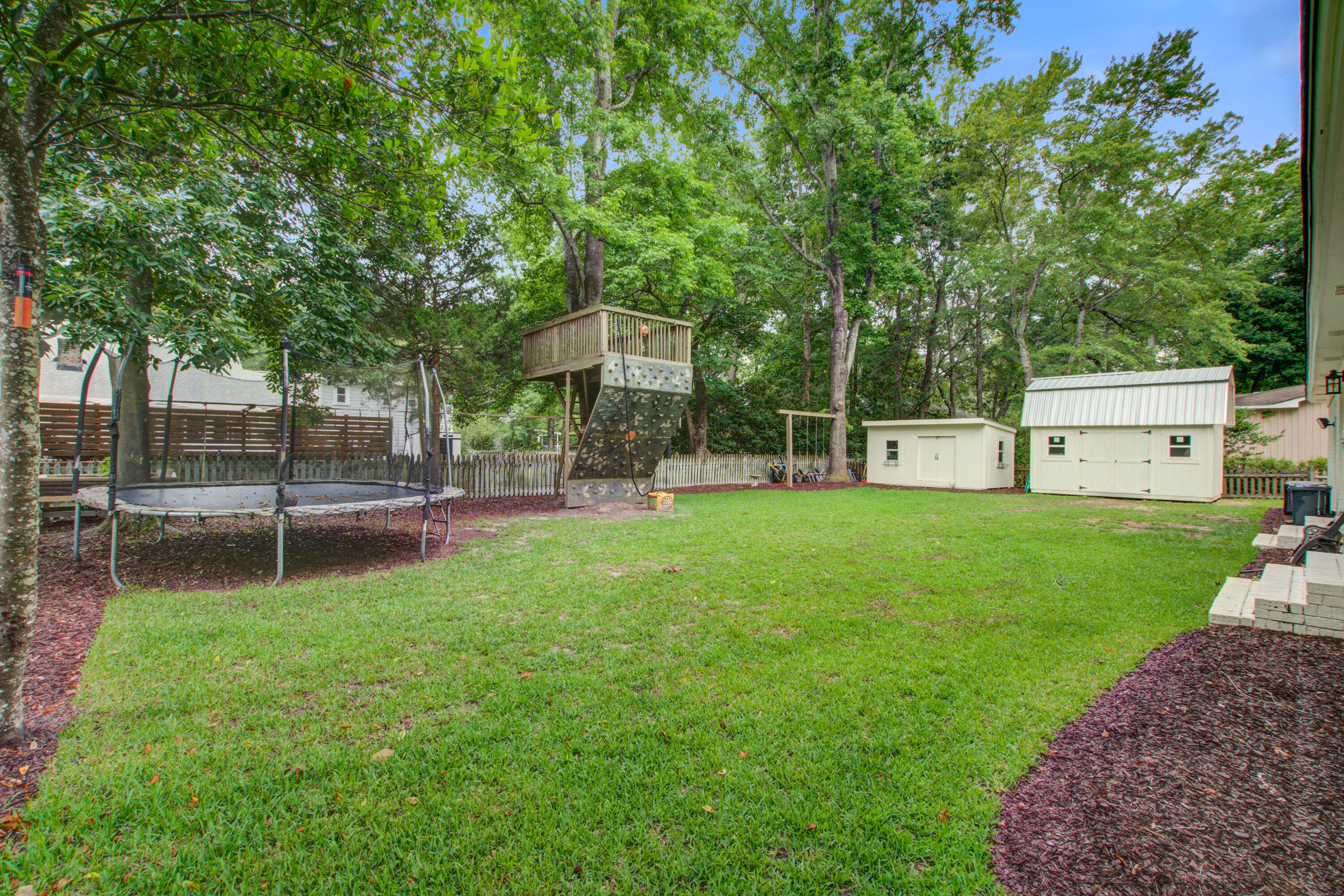 1053 Planters Curve