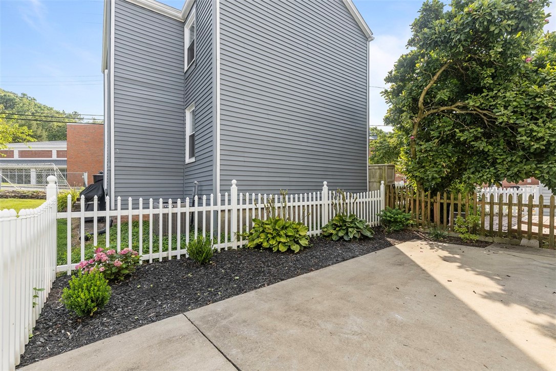 325 Elizabeth Street