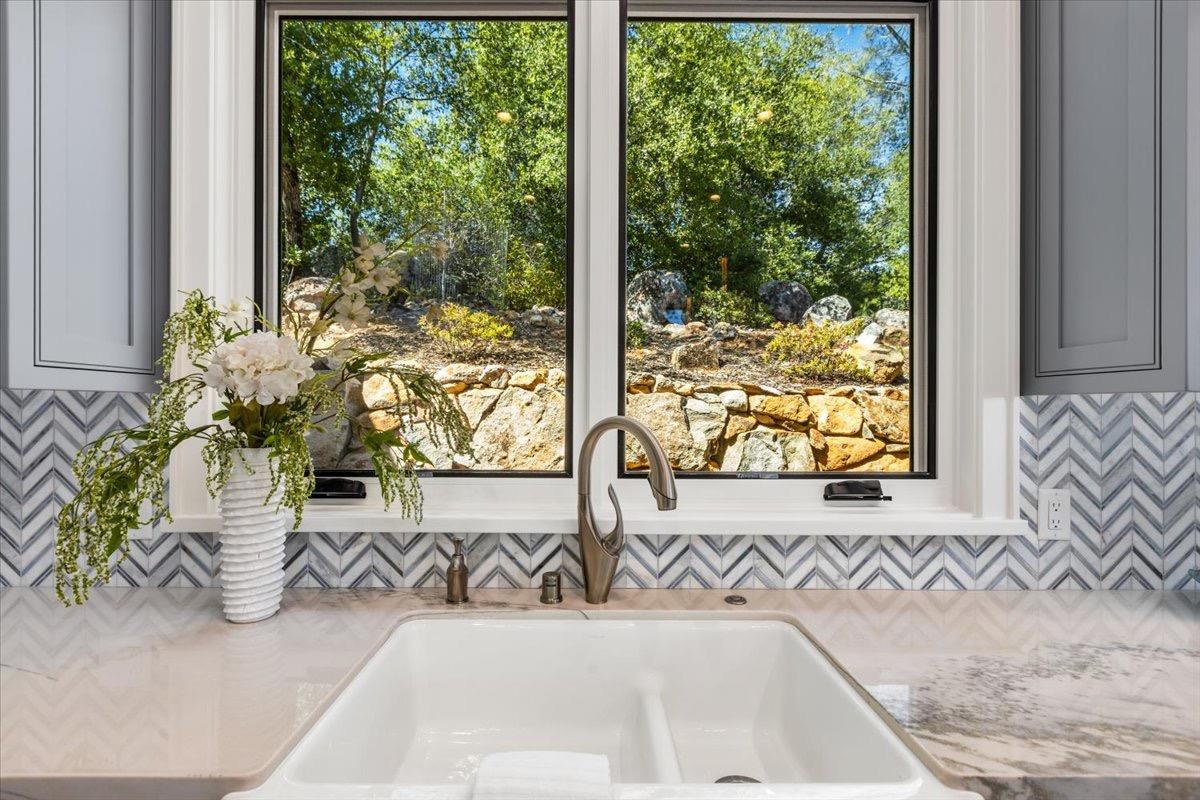 2073 Long View Drive