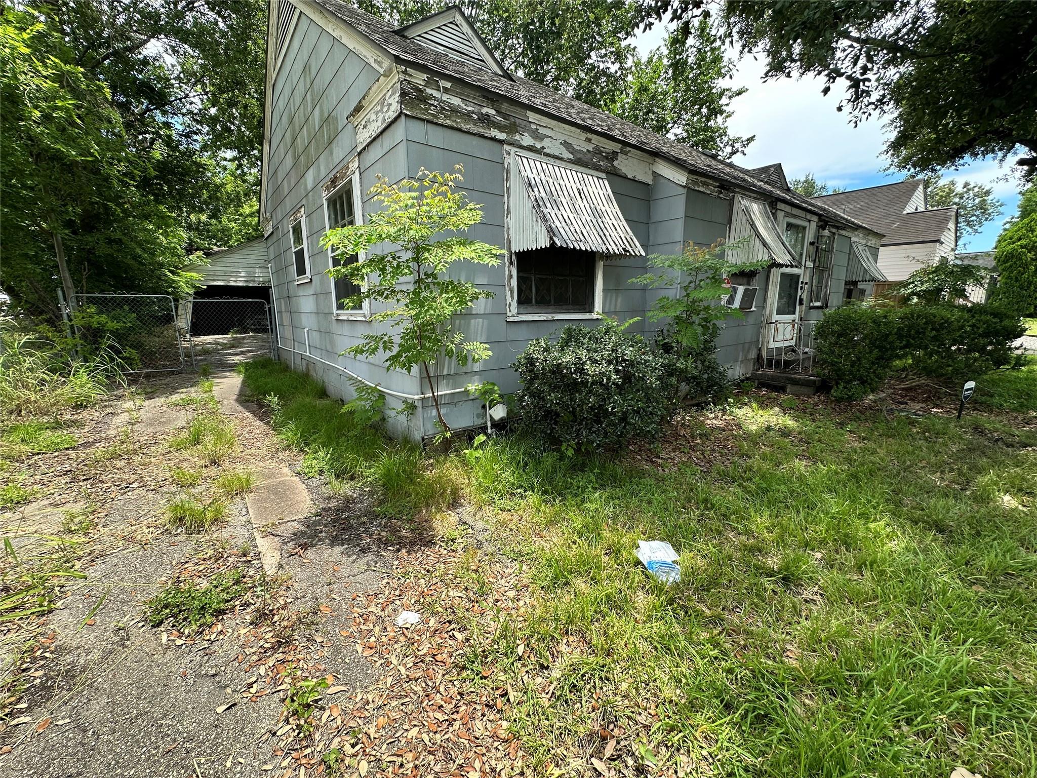 2015 Des Jardines Street