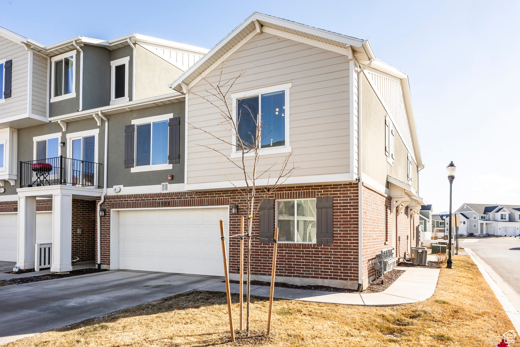 5383 W ROYAL ARCHES PL