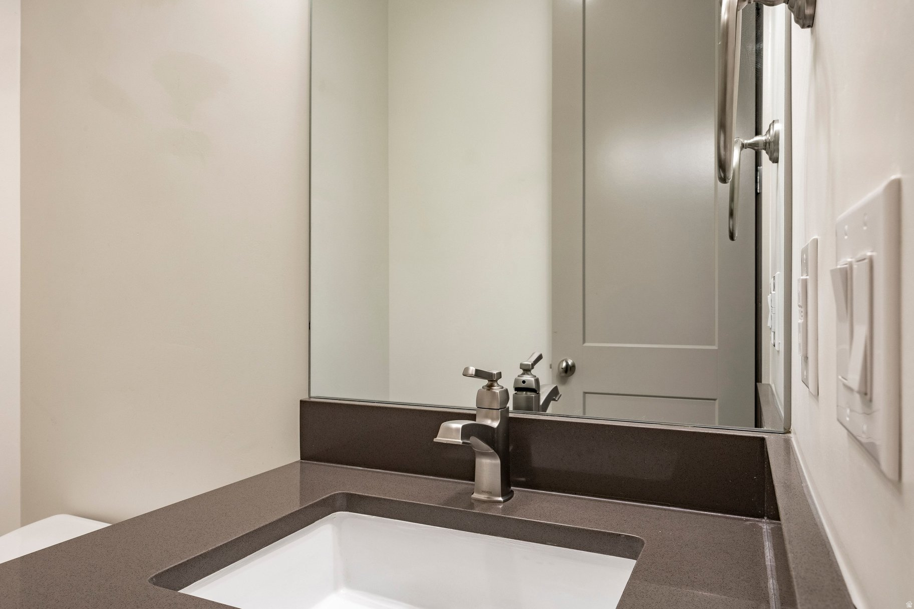 6432 W HOLLISTER WAY