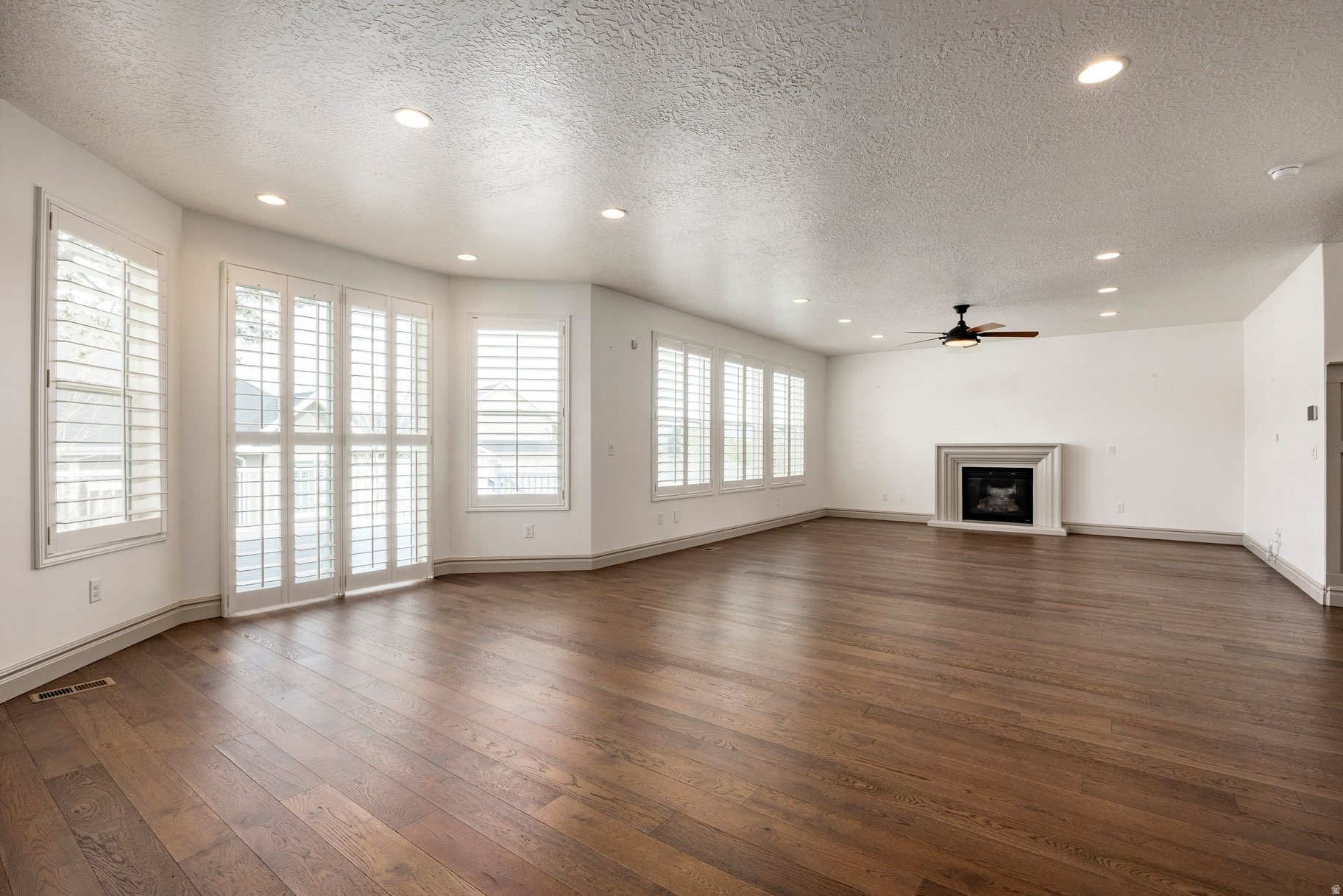 6432 W HOLLISTER WAY