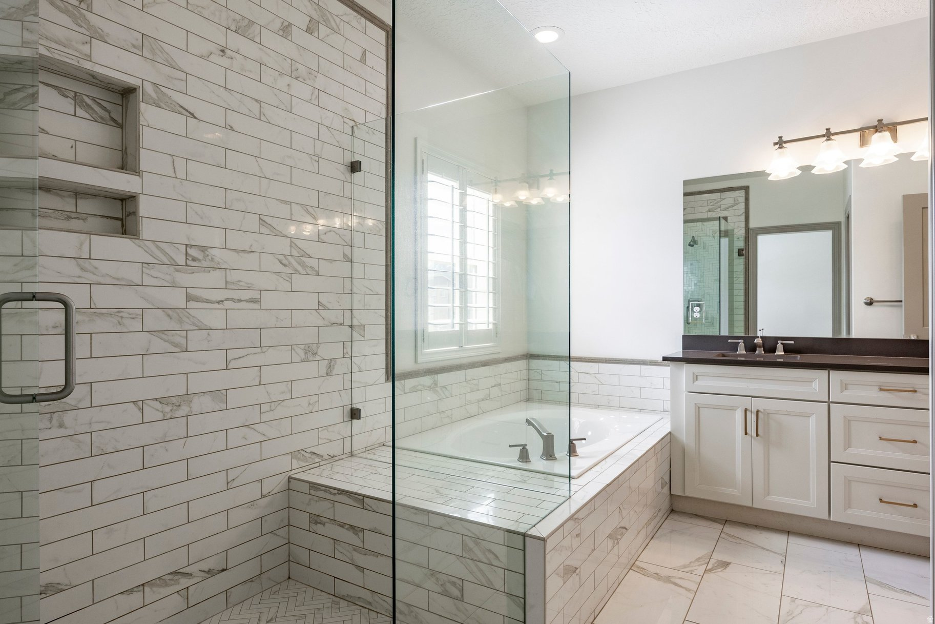 6432 W HOLLISTER WAY